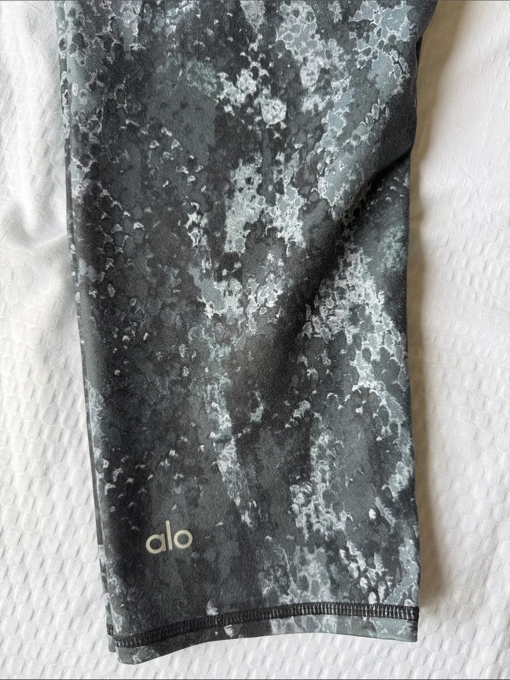 ALO Yoga Black and Gray Snake-Print Capri Leggings